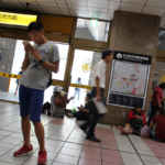 駅構内では地面に座っている人が結構いる