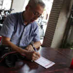 常連のように記入する先生